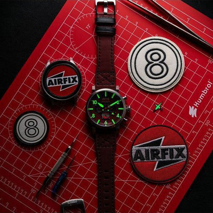 AVI-8 Dambuster Gibson Dual Time Chronograph Airfix Edition Hazard punainen kellotaulu AV-4107-04 miesten kello